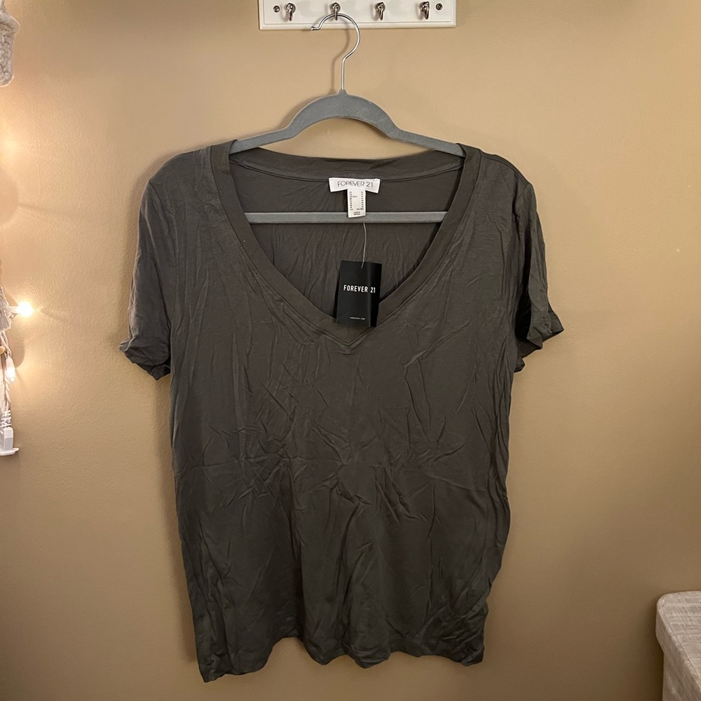 Forever 21 Classic V-neck tshirt size M
